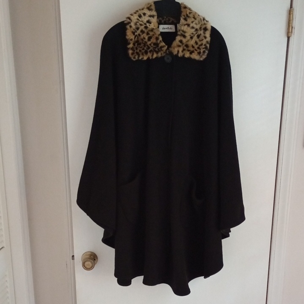Elegant Black Fleece Cape with Leopard Print Collar